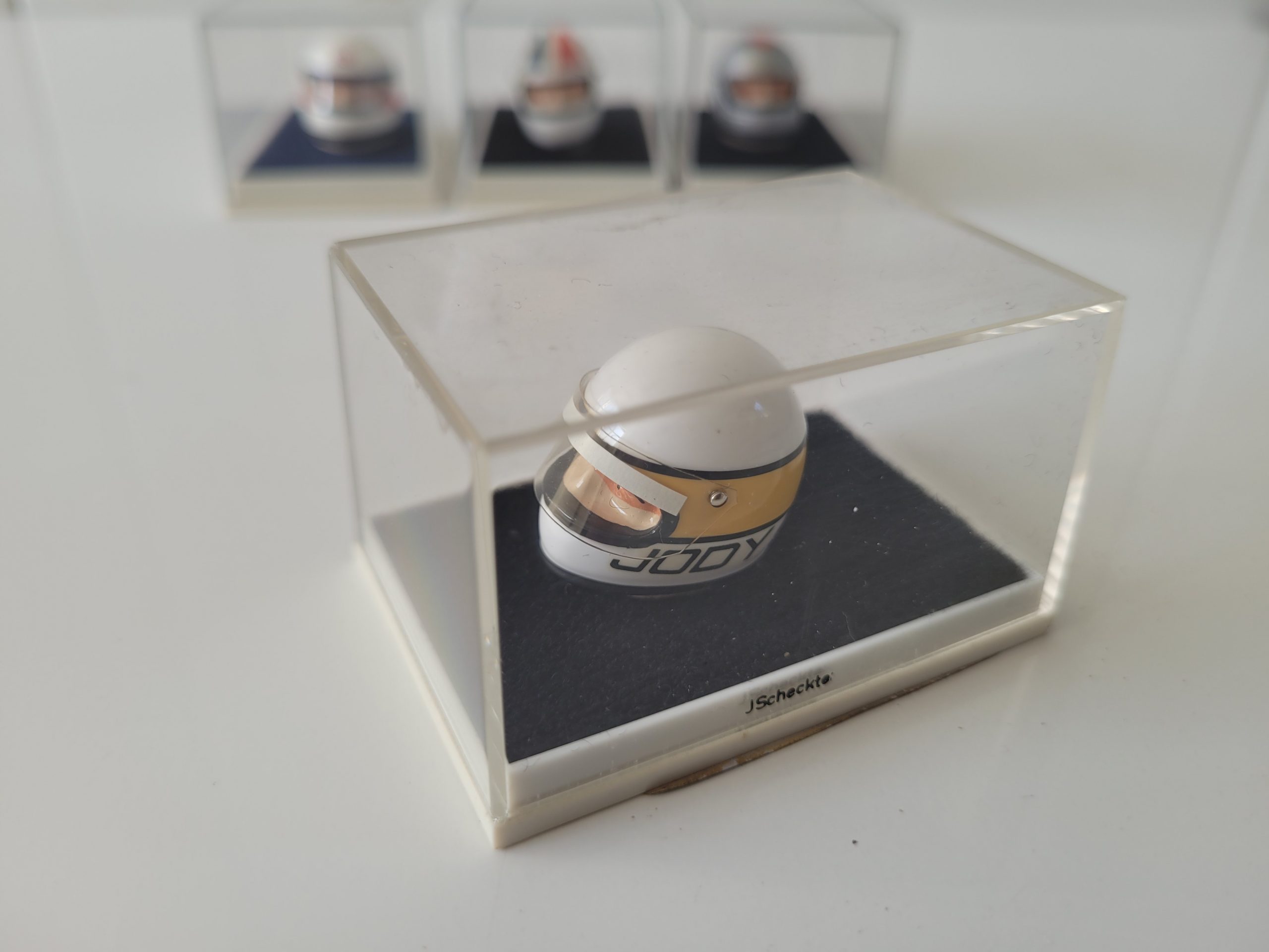 4x mini helmets, Andretti, Scheckter, Amon, Bell - Image 5